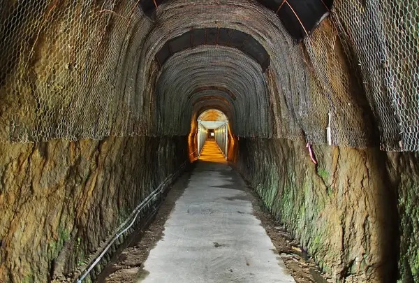 手掘り中山隧道