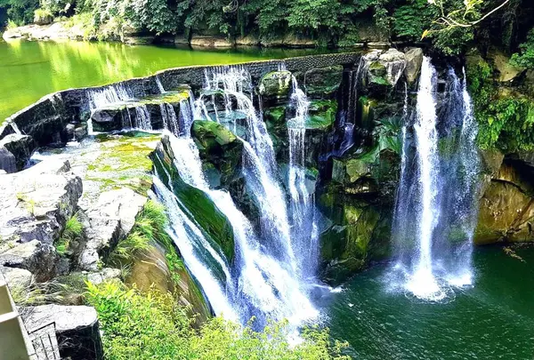 十分瀑布（Shifen Waterfall）