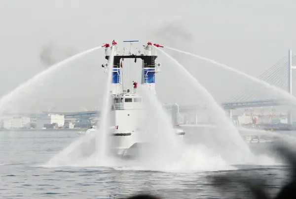 赤レンガ沖 横浜消防出初式 放水船