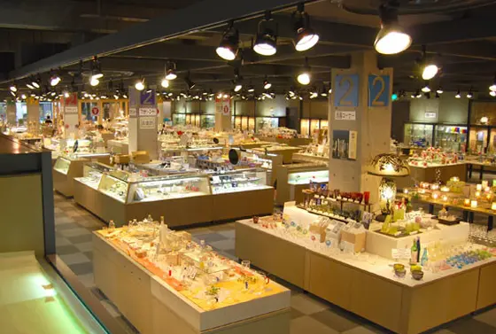 国内最大級のガラスショップにはランプに酒器にアクセサリーと目移り必至！　長野県の特産品を並べたおみやげコーナーも併設しています