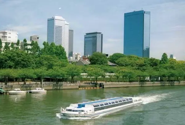 水上バスから大阪を眺める
