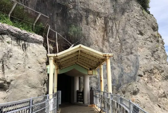 岩屋洞窟入り口