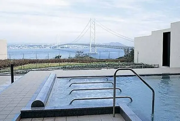 明石海峡大橋を臨む露天風呂からの眺望