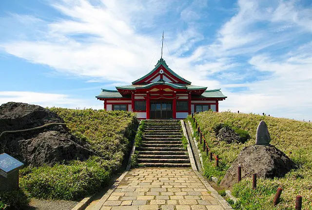 箱根の3神社を参拝しつつ自然もグルメも楽しんで、最後は足湯でスパークリングワイン