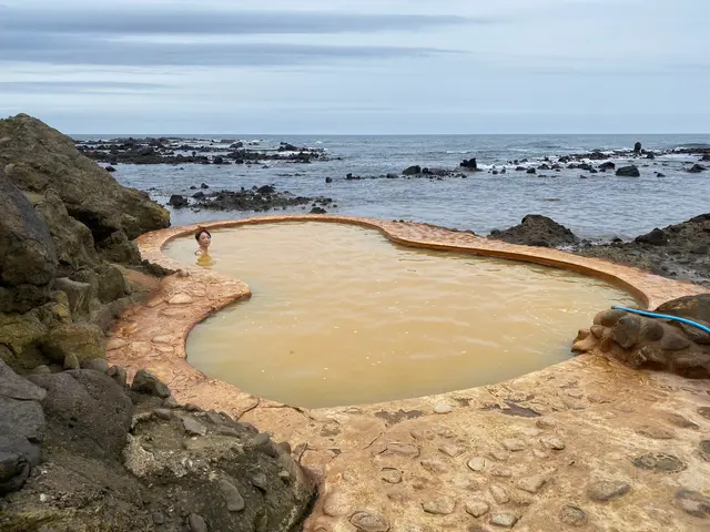 不老不死温泉海辺の露天風呂