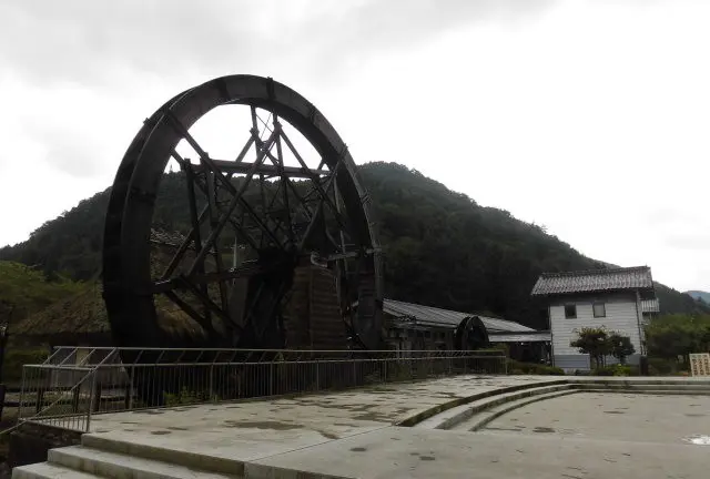 バクダンキャンディー！？昔ながらの雰囲気漂う岡山県新見市。親子孫水車で体験できる紙すき。