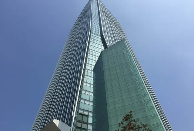 マッカーサーの夢？虎ノ門ヒルズと共に光る最強ジャンクフード