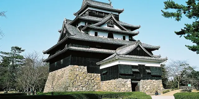 季節に合わせて松江城！