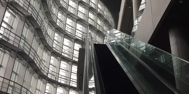 国立新美術館と東京駅新丸ビル&スカイバス