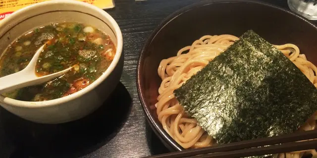 池袋ラーメンつけ麺 激戦区で珠玉の逸品とご対麺