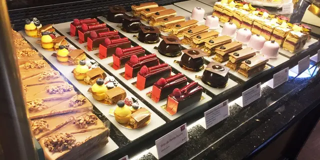 宗教と芸術の街ウィーンでチョコレートケーキの王様「ザッハートルテ」を食べ比べ