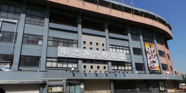 気持ちの良い季節だからワインで野球観戦