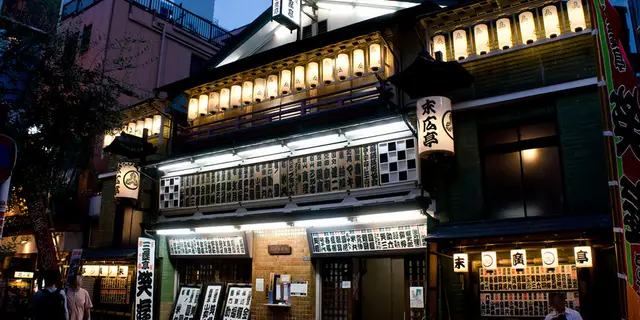 新宿の落語、末広亭で笑いの時間を！