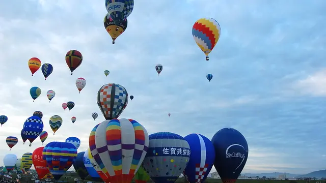 佐賀バルーンフェスタで、たくさんの気球に感動する朝。