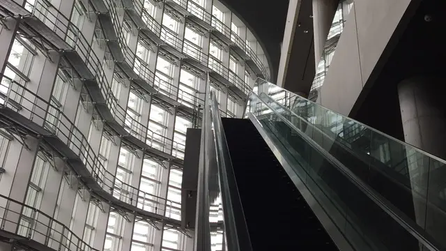 国立新美術館と東京駅新丸ビル&スカイバス