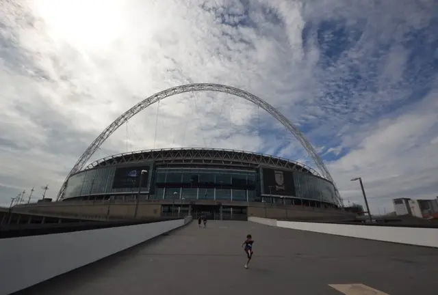イギリスの象徴！サッカーの聖地ウェンブリーからのビートルズ＋ホームズ！！