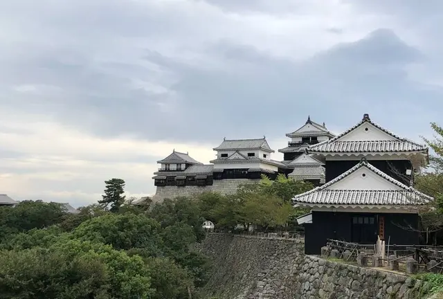 現存12天守の松山城を中心に楽しみきる！