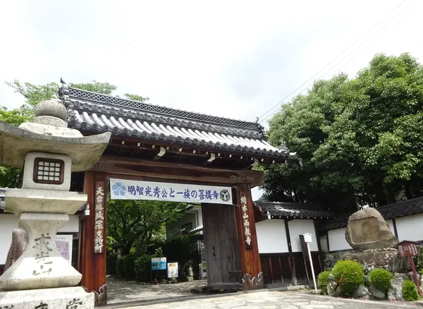 坂本城から移築した総門