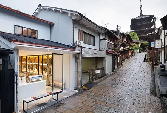 お店のある場所は京都らしい石畳の坂道