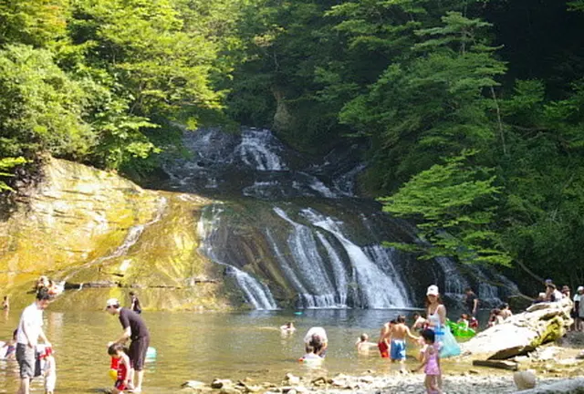 【マイナスイオン全開！】東京から日帰りで楽しめる！自然の滑り台”粟又の滝”