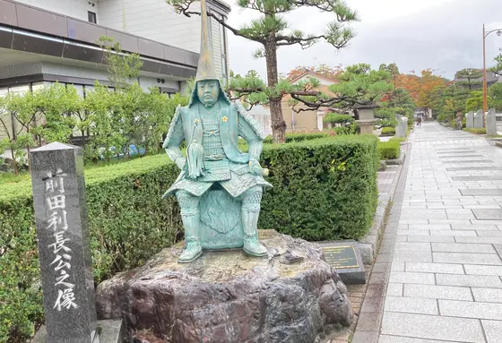 加賀藩二代藩主・前田利長公の像