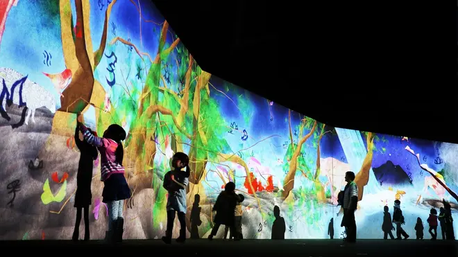 まだ かみさまが いたるところにいたころの ものがたり / Story of the Time when Gods were Everywhere Sisyu + teamLab, 2013-, Interactive Digital Installation, Calligraphy: Sisyu, Sound: Hideaki Takahashi