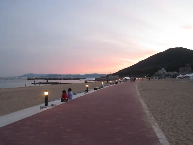 須磨海浜水族園前の遊歩道を拡張 フットライトも設置し、夕暮れ時も明るくなった