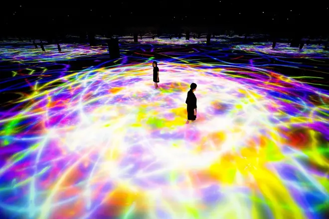 人と共に踊る鯉によって描かれる水面のドローイング - Infinity Drawing on the Water Surface Created by the Dance of Koi and People - Infinity teamLab, 2016-2018, Interactive Digital Installation, Endless, Sound: Hideaki Takahash