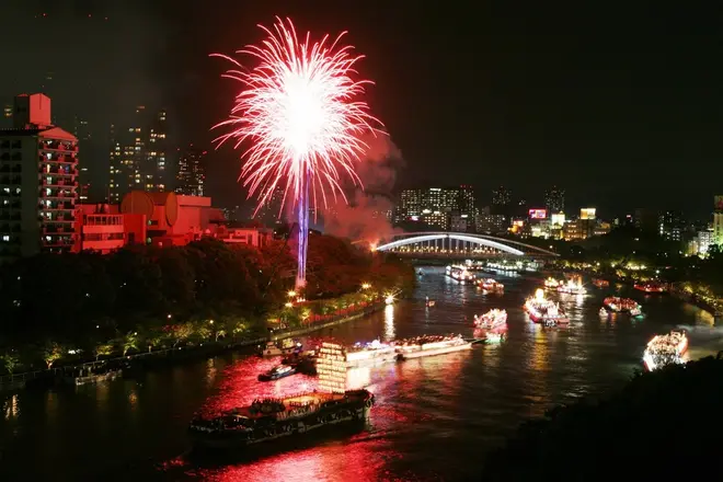 日本三大祭りの一つと言われる 天神祭 奉納花火 がダイナミックに今年も打ち上がる Holiday ホリデー