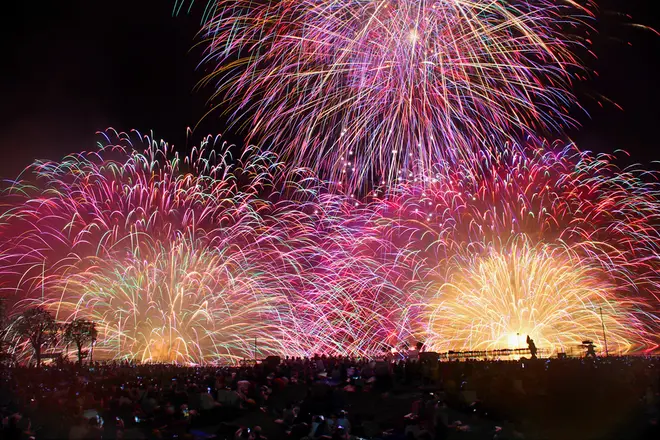 今年も2つの花火大会が夏の諏訪湖を彩る 諏訪湖祭湖上花火大会 と 全国新作花火競技大会 開催 Holiday ホリデー