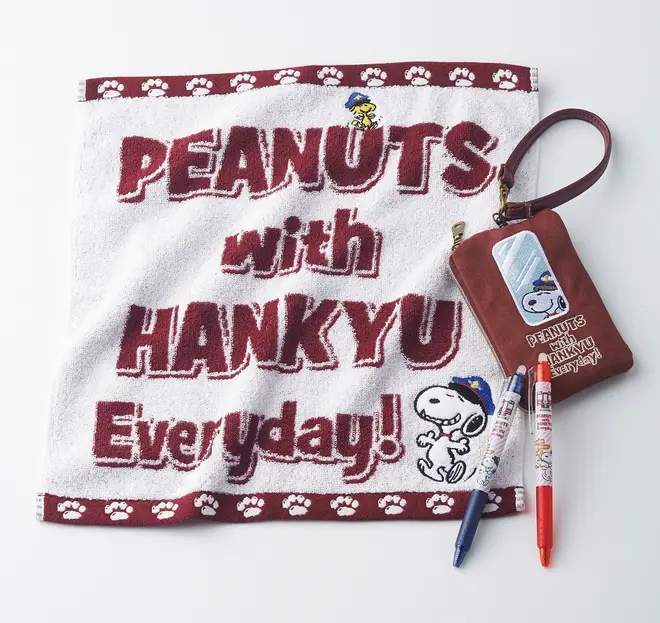 　©2018 Peanuts Worldwide LLC　　　『PEANUTS with HANKYU』ハンドタオル ６０１円、リール付きパスケース　１，５０１円、フリクションボール（0.5ｍｍ）各５０１円