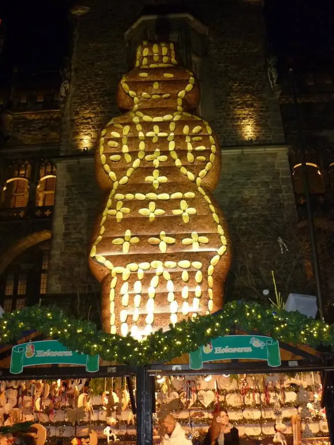 アーヘンのクリスマスマーケットの名物“巨大ジンジャーブレッドマン型プリンテン人形