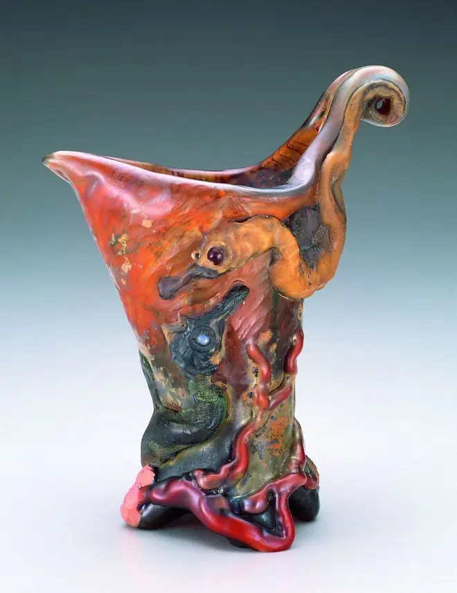 タツノオトシゴをモティーフにした作品《花瓶「海馬」》1901-1903年 北澤美術館蔵