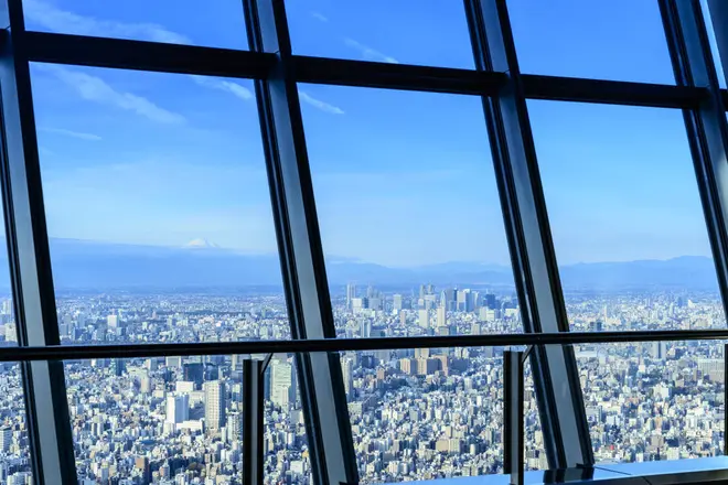 富士山を望める機会の多い冬場の天望デッキからの眺望 (c)TOKYO-SKYTREE