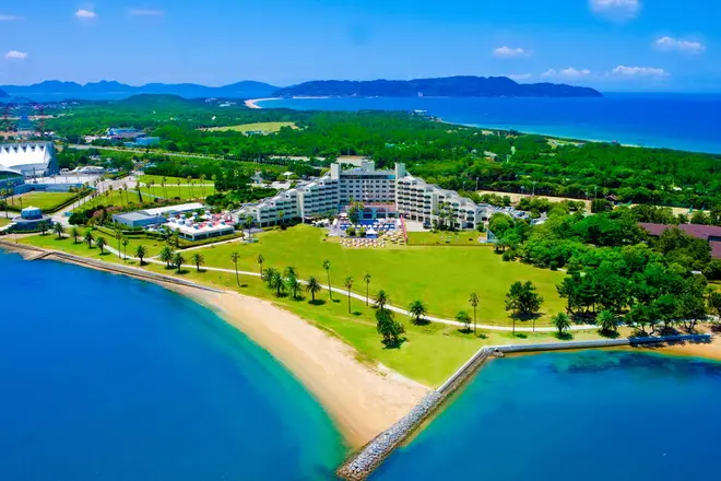 志賀島へと連なる半島沿い「海の中道」海浜公園のリゾートホテル、ザ・ルイガンズ．スパ＆リゾート。全国18ヵ所の国営公園で、公園内に位置する唯一のホテル。