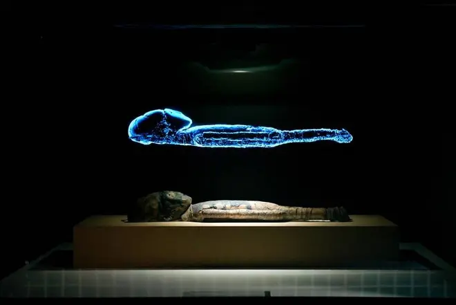 チンチョーロ文化のミイラ（レプリカ）と3Dホログラムオリジナルはバルパライソ自然史博物館所蔵