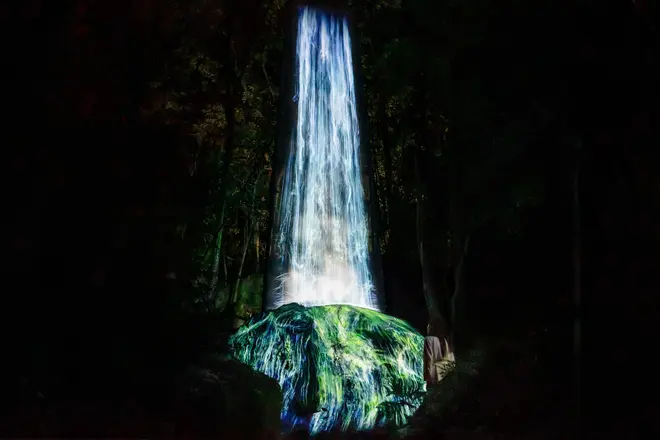 かみさまの御前なる岩に憑依する滝／Universe of Water Particles on a Sacred Rock