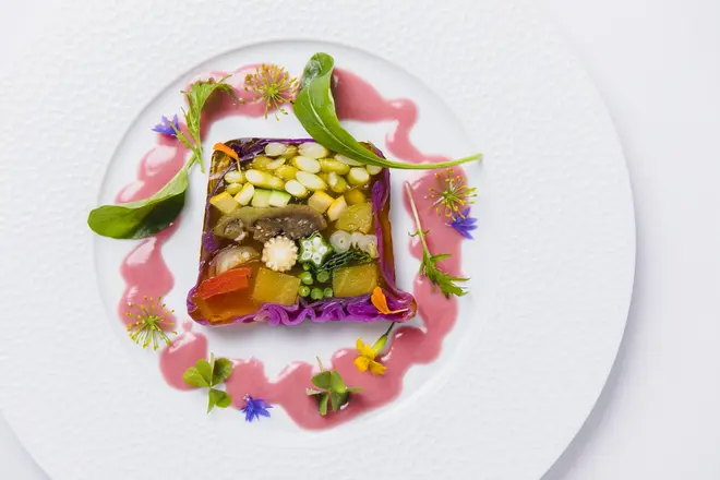 フォション特製 夏野菜のテリーヌ ハーブのジュレ ビーツのビネグレット イメージ