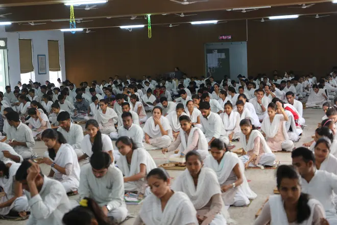 Gujarat Vidyapithの学生による瞑想とカディの糸を紡ぐ時間（撮影:岡本憲昭）