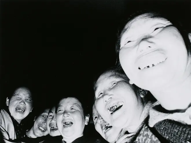《お籠りする老婆 高山稲荷》〈婆バクハツ！〉より　1969年　 ゼラチン・シルバー・プリント　東京都写真美術館蔵