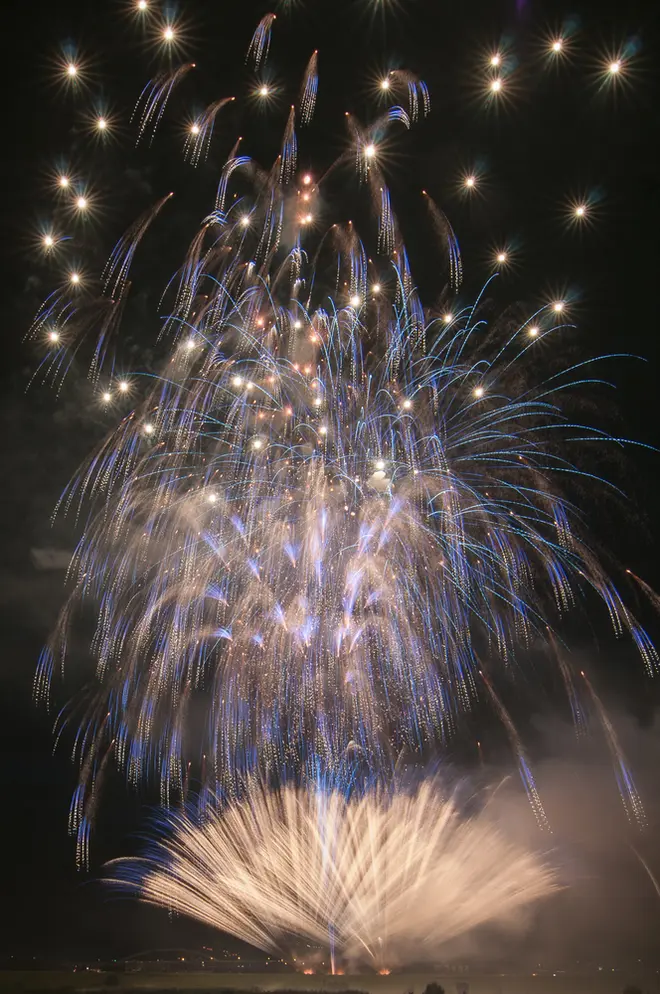 12 000発の花火が打ち上がる 新しい東京湾の花火大会 東京花火大祭 Edomode 開催 Holiday ホリデー