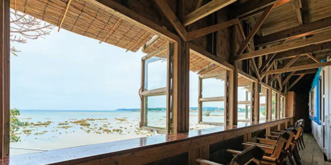 沖縄🌺ビーチ沿いおしゃれランチ＆カフェ特集！沖縄の青い海を眺めながら絶品グルメ🍽