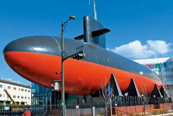 陸上展示された巨大潜水艦