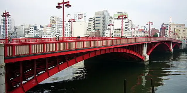 深紅の橋梁は浅草の象徴！酒に甘味に洋食と美味三昧－吾妻橋