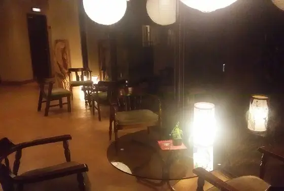 和モダンの温かな雰囲気の館内