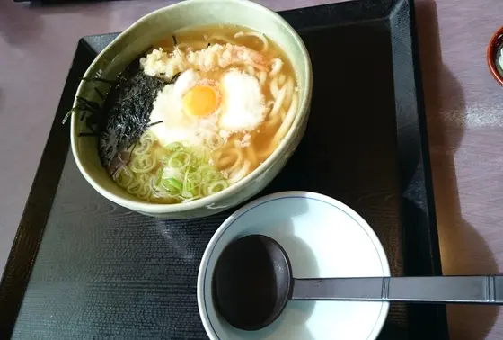 海老天の月見とろろうどん　９８０円