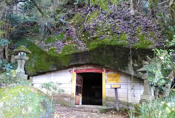 顕鏡寺の道志岩窟