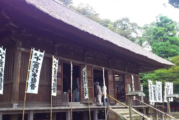 藁ぶき屋根のお寺