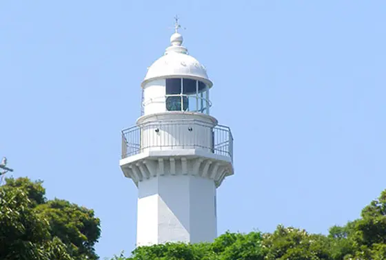 日本最古の洋式灯台が浦賀水道航路の安全を見守る