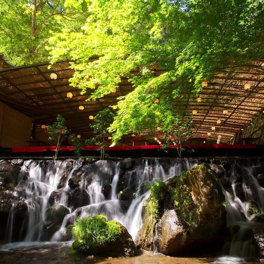 京都の夏の風物詩 納涼床 川床を楽しもう Holiday ホリデー